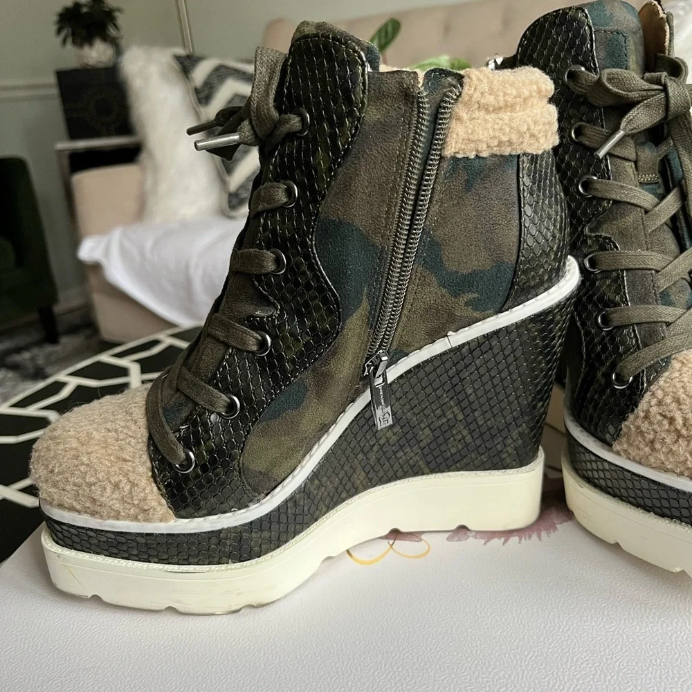 JESSICA SIMPSON Women's Meliney Cozy Lug Sole Wedge Sneaker Booties